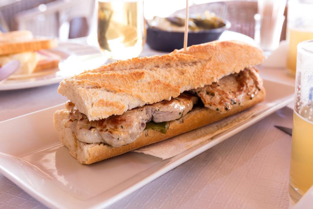 Bocadillo de cerdo de lomo con pimientos.
