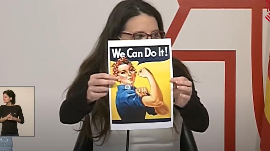 Mónica Oltra muestra el cartel del &quot;We can do it&quot;