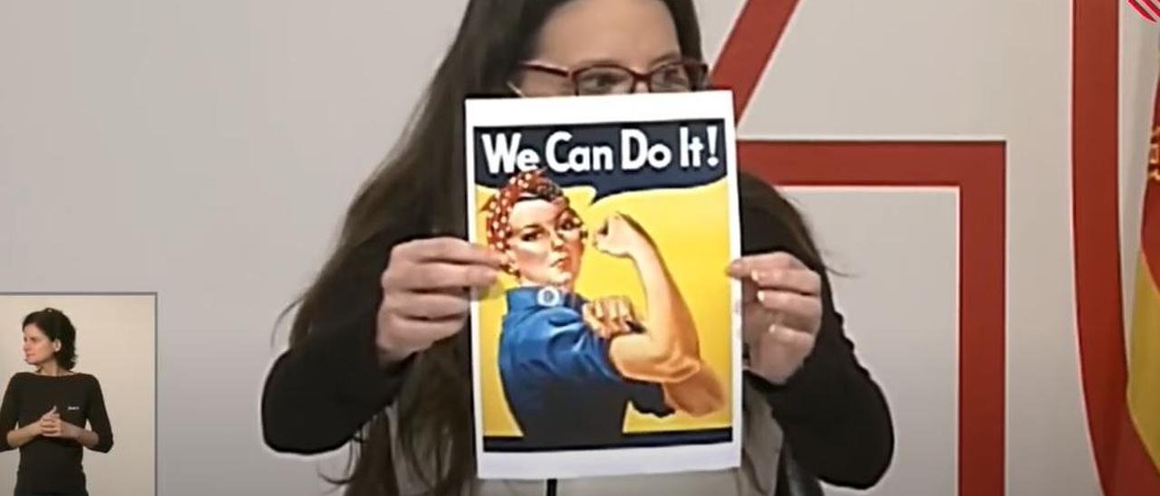 Mónica Oltra muestra el cartel del &quot;We can do it&quot;.