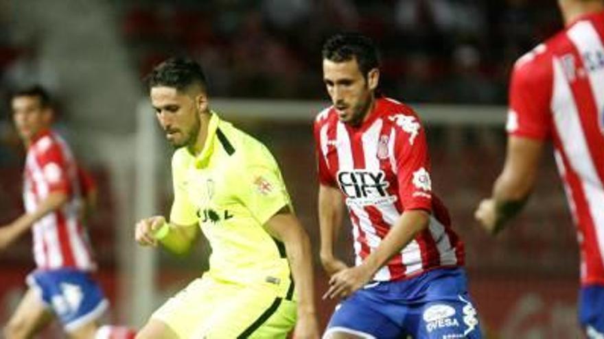 Kiko Olivas pressiona un rival durant el Girona-Almeria.