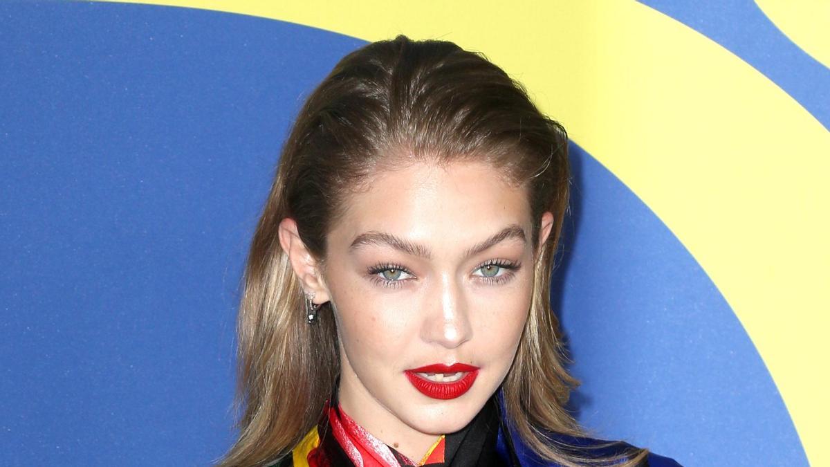 Gigi Hadid cambia la oficina por el paraíso (y lo celebra con posado en biquini)