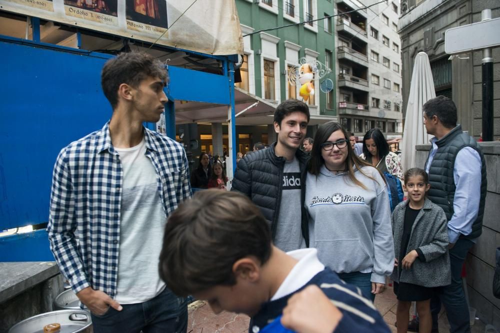 Jugadores del Real Oviedo visitan el chiringuito de la APARO en San Mateo