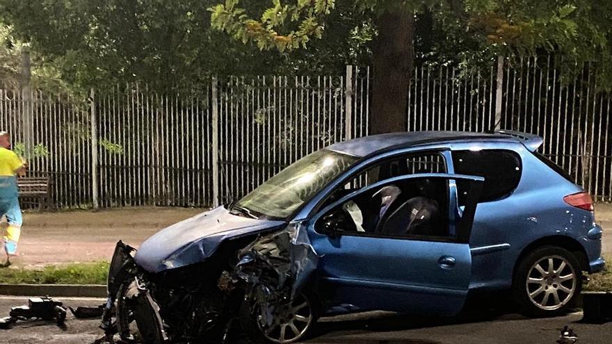 Un coche queda destrozado tras un aparatoso accidente junto al parque del Rodeo de Cáceres