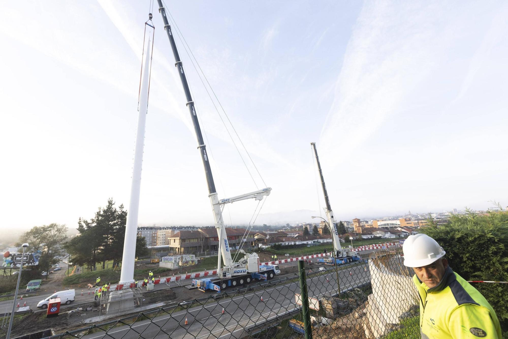 EN IMÁGENES: Así fue la instalación del mástil de 55 metros en las obras de la entrada de Oviedo