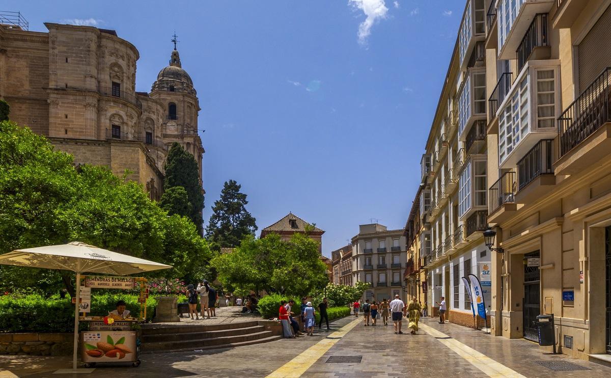 A la derecha, la promoción Císter Place de Aedas Homes en el centro de Málaga capital, frente a la Catedral.