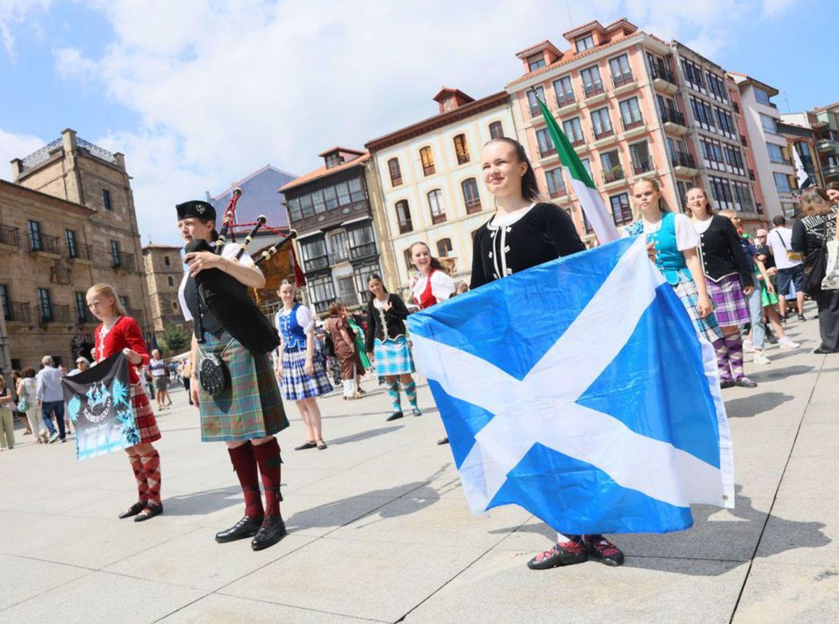 Arriba, los irlandeses de la Jordan Academy Irish Dance. En el centro, los escoceses del grupo Elisabeth Gollan. Abajo, público y participantes en El Parche. | MARIO CANTELI