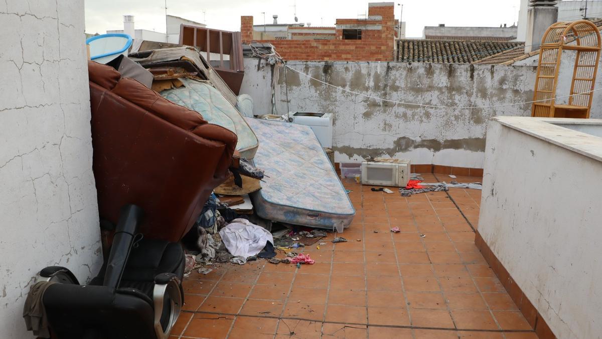 Interior del edificio okupado, repleto de basura.