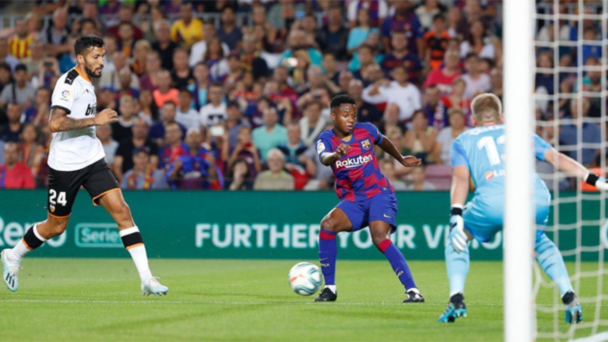 Ansu Fati encara a Jasper Cillessen en el Barça-Valencia de la Liga 2019-20