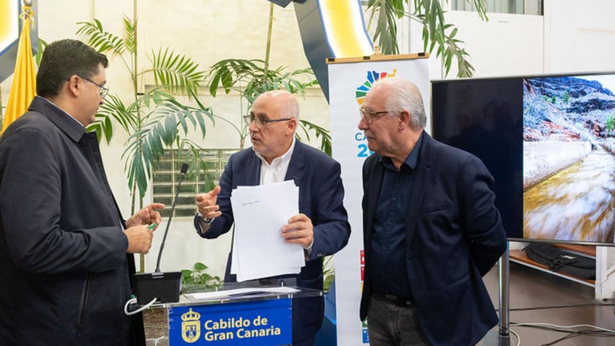 Miguel Ángel Pérez del Pino, Antonio Morales y Miguel Hidalgo, ayer al valorar las incidencias de la tormenta tropical. | | DAVID DELFOUR