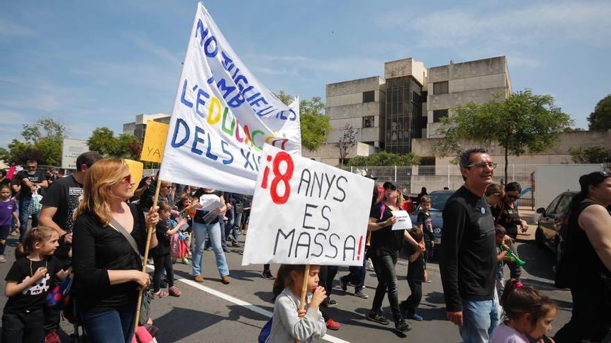 Padres y madres del Vicent Marçà se manifiestan por el nuevo colegio