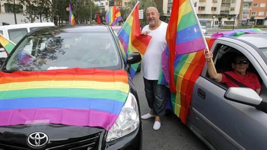 La semana del orgullo gay se pone en marcha con una caravana de coches