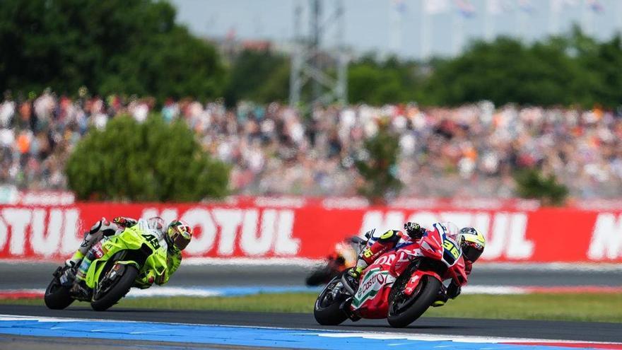 Joan Mir intenta esquivar a Aldeguer y se va al suelo