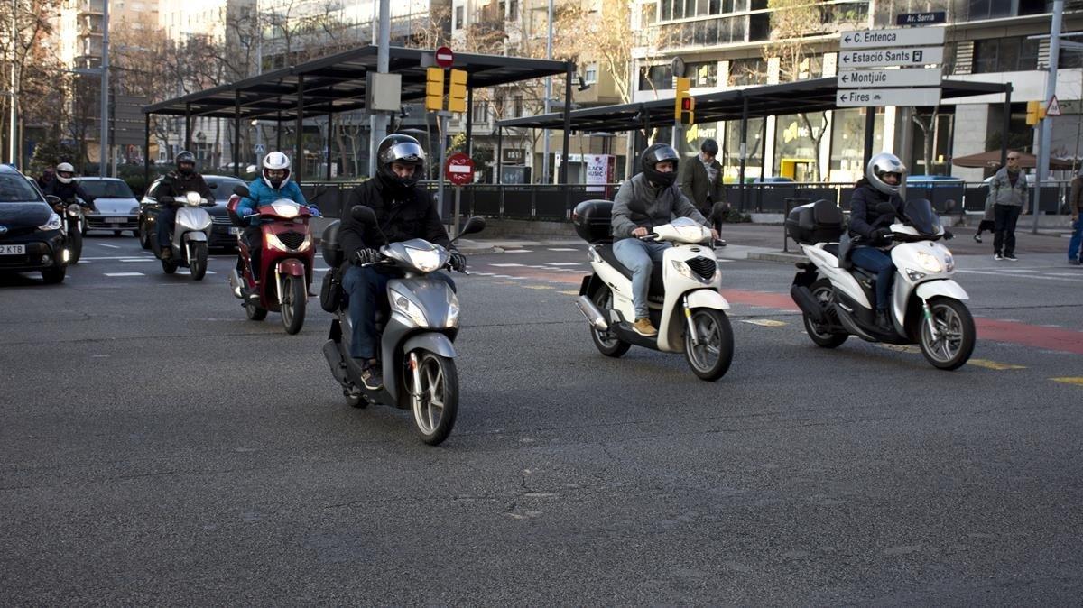 Motos en ekl cruce de la barcelonesa avenida de Josep Tarradellas con la avenida de Sarrià, el pasado 25 de febrero.