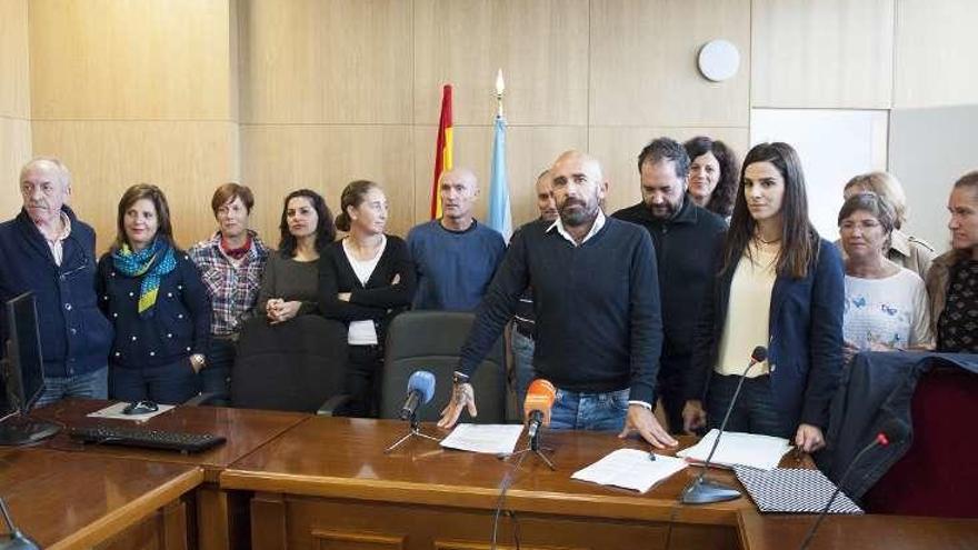 Funcionarios del penal, con delegados del sindicato. // Brais Lorenzo