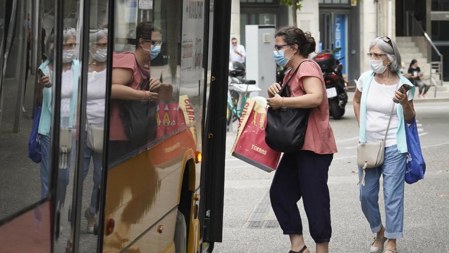 Persones agafant l&#039;autobús a Girona, en una foto d&#039;arxiu.