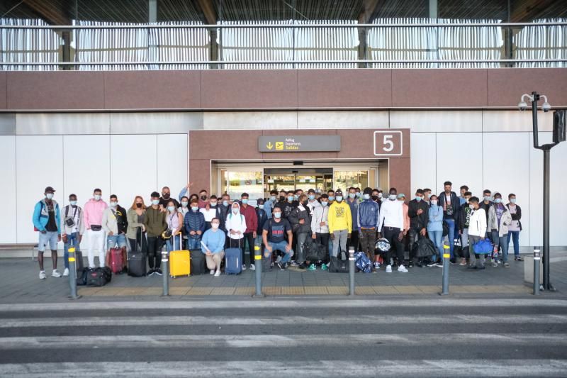 Menores migrantes son trasladados a un centro de Cataluña