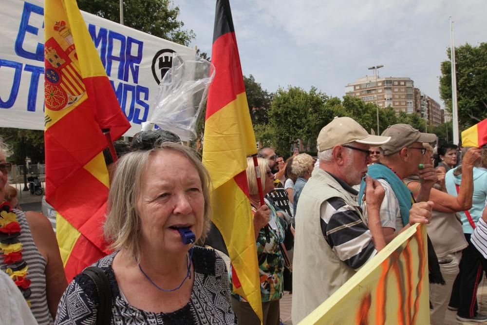 Protesta de vecinos del Mar Menor en la Asamblea