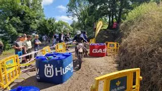 Rañeces acoge la crono del Enduro-Raid Meringrades, con más de trescientos pilotos y gran ambiente de competición en Grado