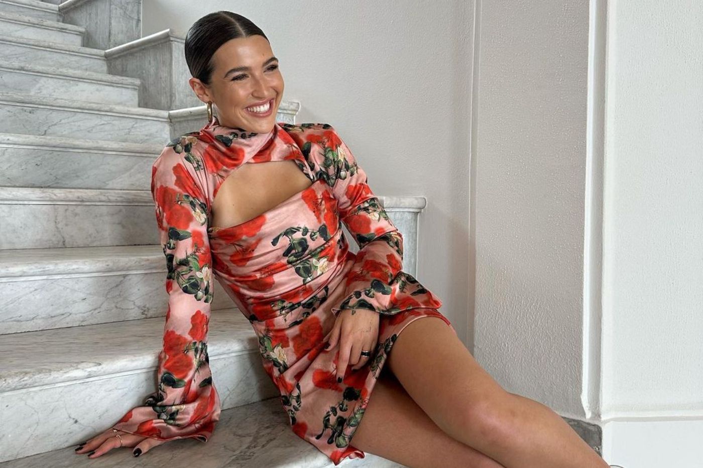 alba diaz con vestido de flores