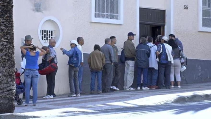 Un grupo de personas hace cola ante el edificio de Cáritas en Escaleritas. i ANDRÉS CRUZ