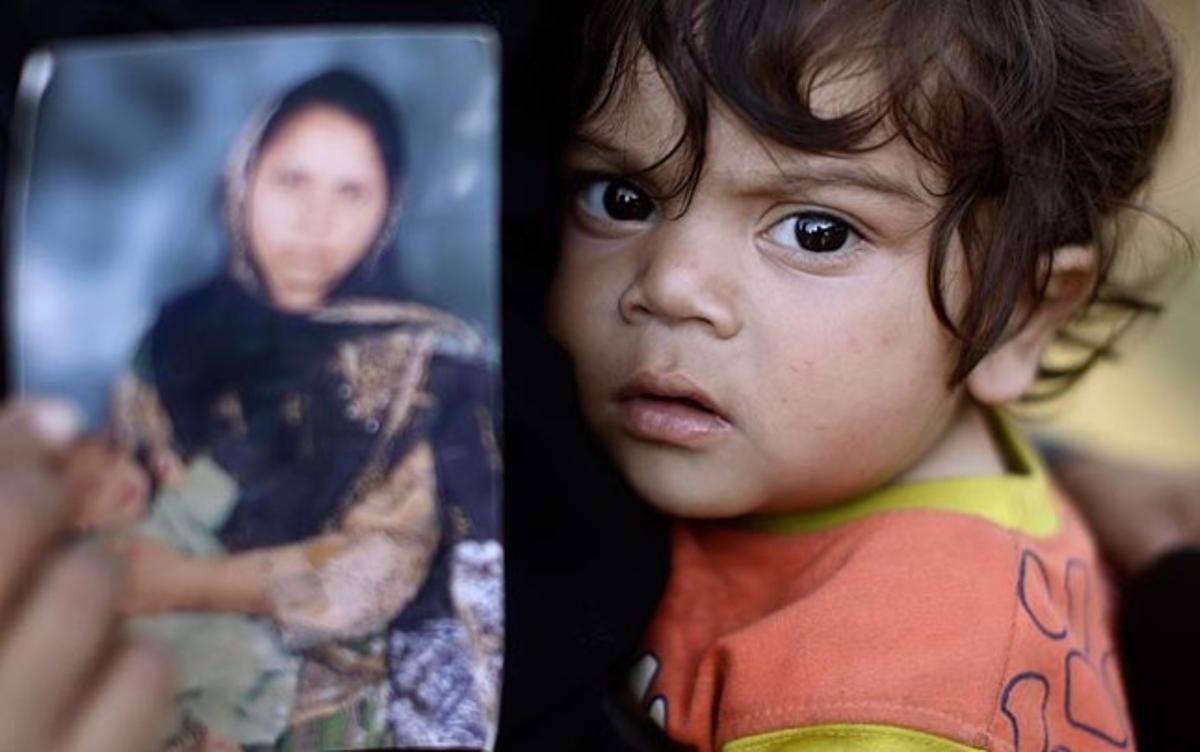 Una dona pakistanesa mostra una foto de la seva filla desapareguda. El Tribunal Suprem intenta combatre una xarxa delictiva que està al darrere dels segrestos.