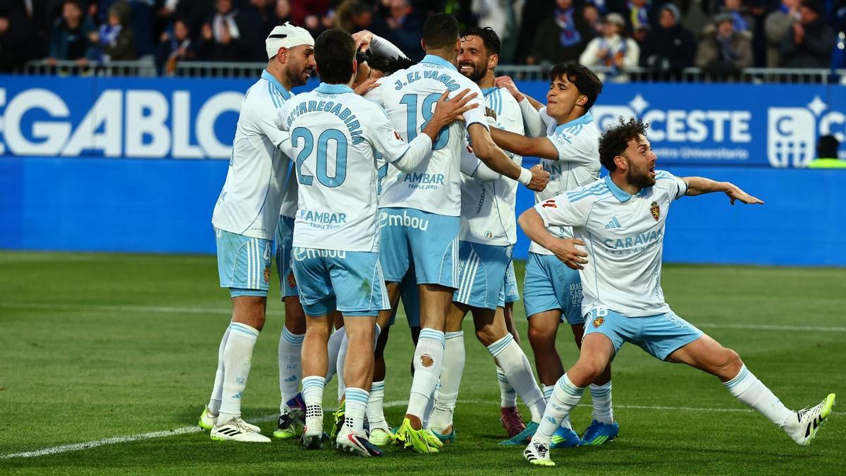 Keidi Bare celebra el segundo gol del Real Zaragoza contra el Racing, con el resto del equipo haciendo piña.