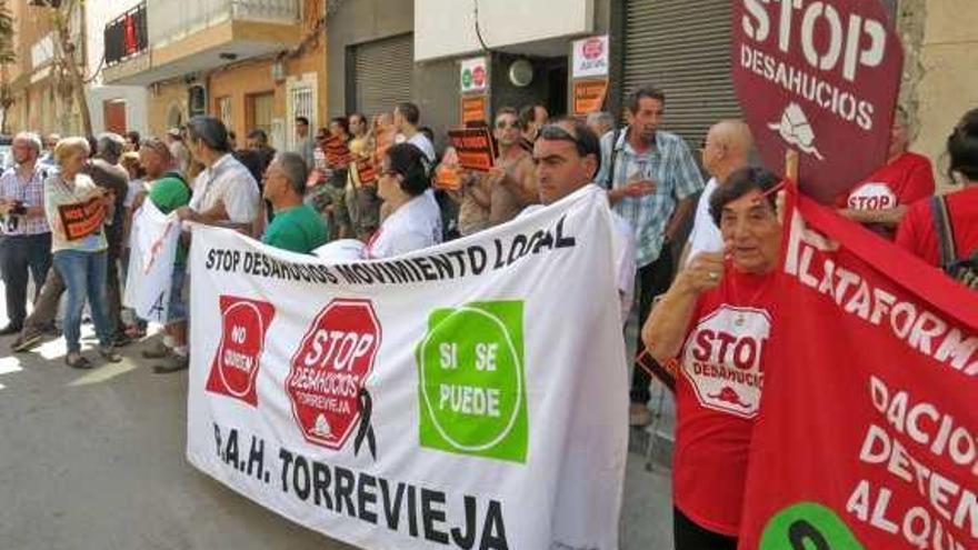 Apoyo. Medio centenar de vecinos en la protesta