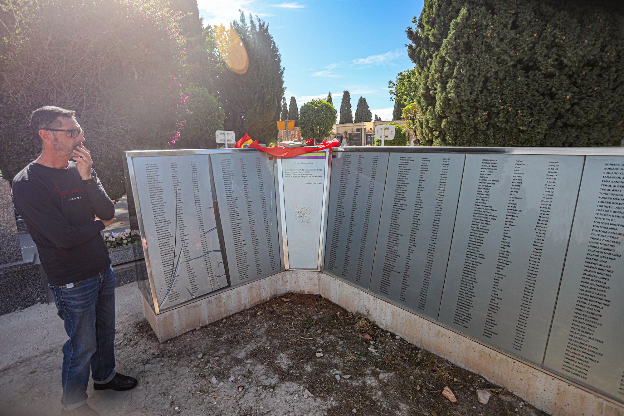 Concentración en el cementerio de Alicante por las personas fueron fusiladas y enterradas por el régimen franquista en fosas comunes