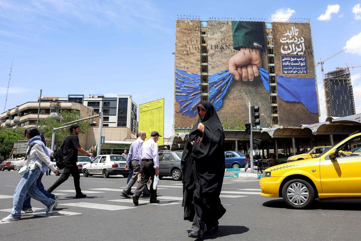 Un mural reivindicando el control iraní del estrecho de Ormuz en una plaza de Teherán, este miércoles.
