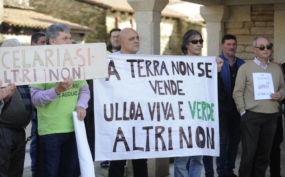 Vecinos de Agolada, con pancartas en contra de la planta de celulosa.