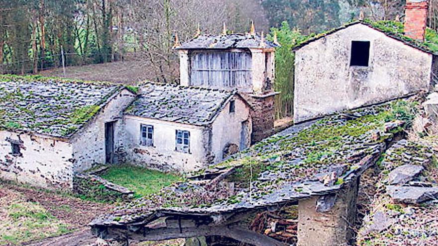 Aldea a la venta con cinco edificaciones entre Foz y Ribadeo. // Aldeasabandonadas.com