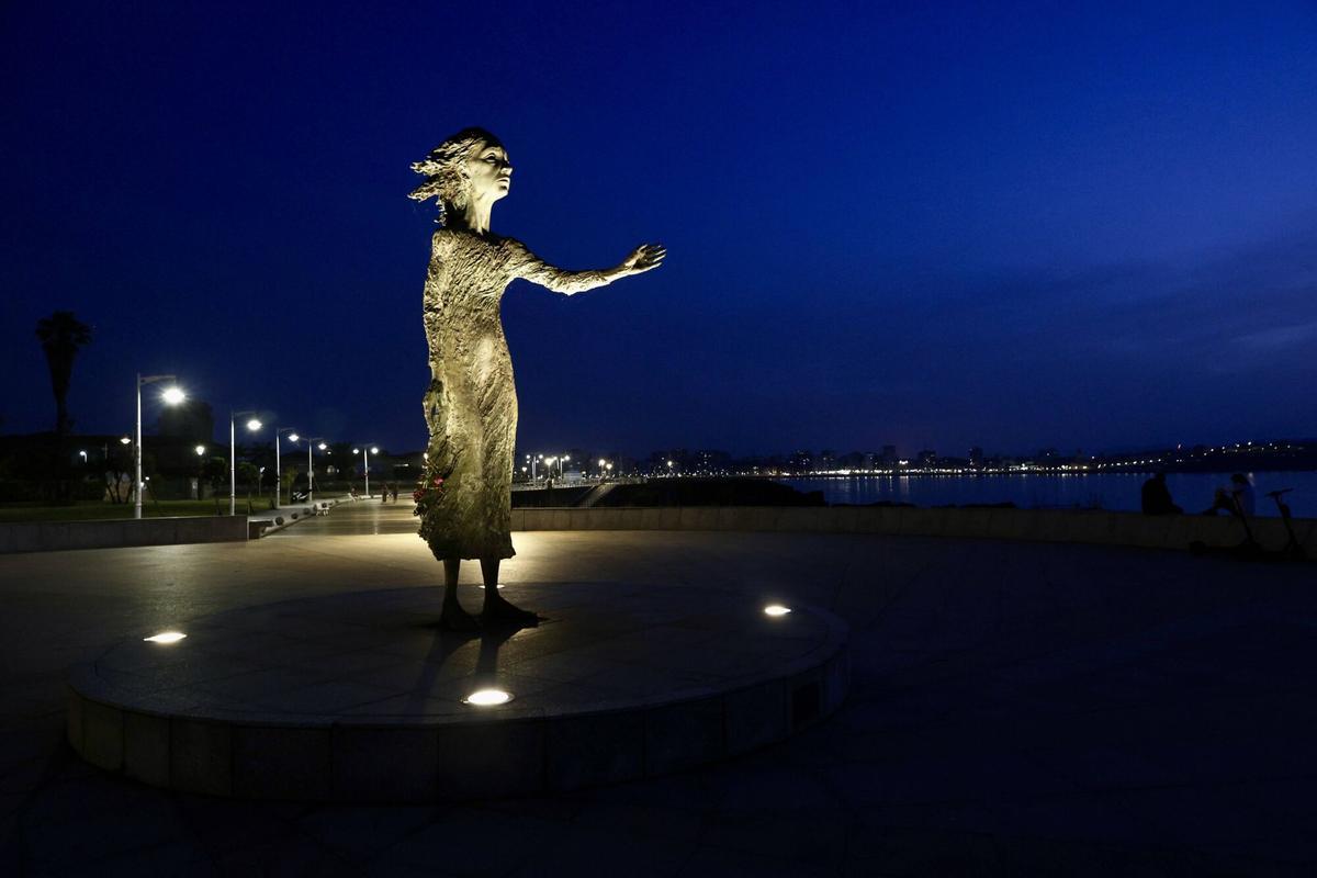 La madre del emigrante iluminada.Lloca del Rinconin