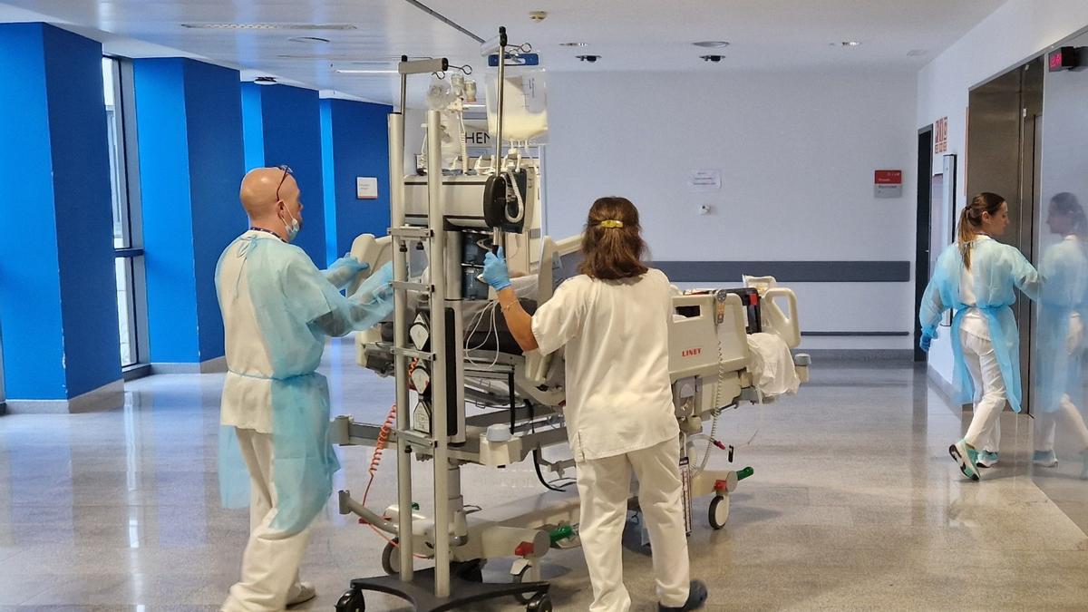 Un paciente, camino del quirófano en el HUCA.
