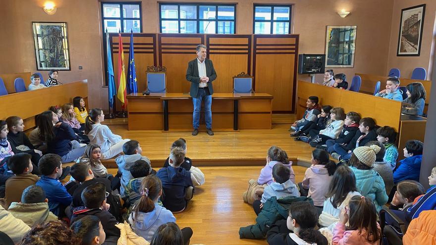 Más limpieza en las calles, programas con inmigrantes y una pista de patinaje: las peticiones de los escolares al alcalde de San Martín