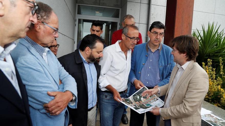 Los alcaldes de Nigrán y Gondomar, junto a Menéndez y López Chaves, observan el proyecto de la senda. / FdV