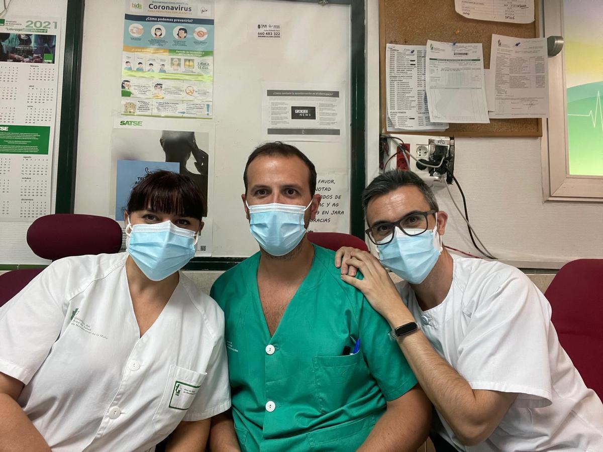Mariví, en una imagen con compañeros enfermeros.