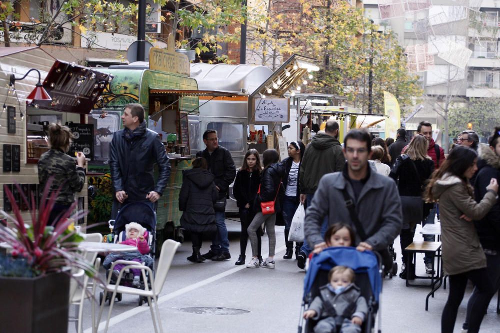 Les «food trucks» omplen de gent el carrer Migdia de Girona