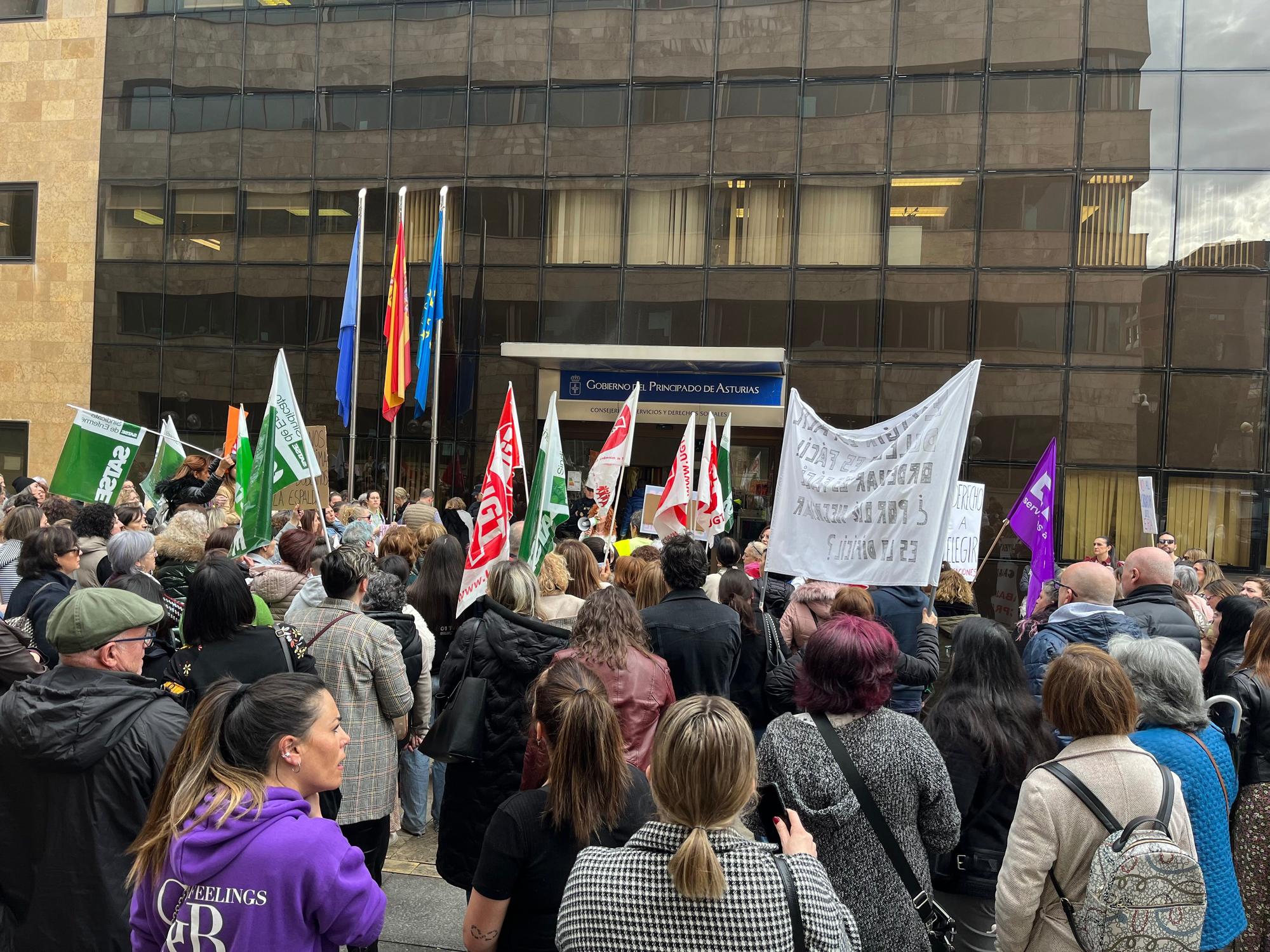 En imágenes: Multitudinaria protesta de los trabajadores del ERA: "Nuestras vacaciones no son un trueque electoral"