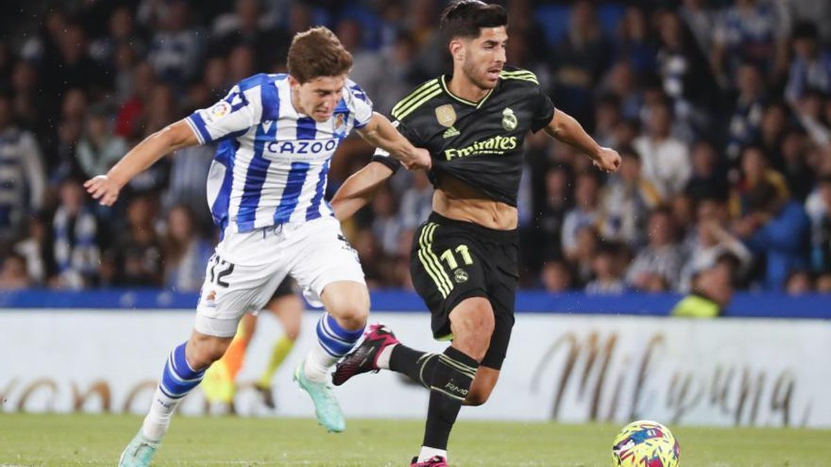 El centrocampista del Real Madrid, Marco Asensio (d), disputa el balón ante el defensa de la Real Sociedad, Aihen Muñoz.