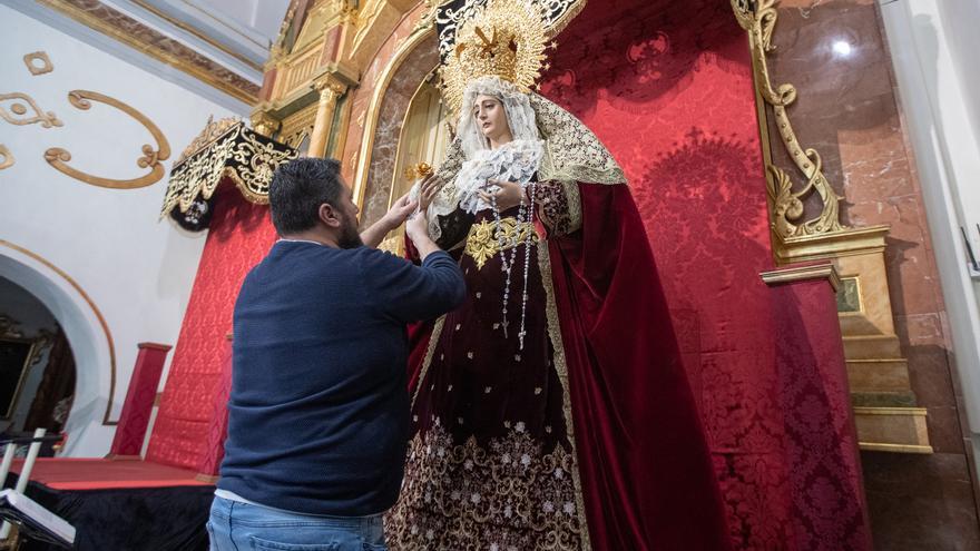 Daniel Sala viste a la Virgen de la Soledad de Rafal