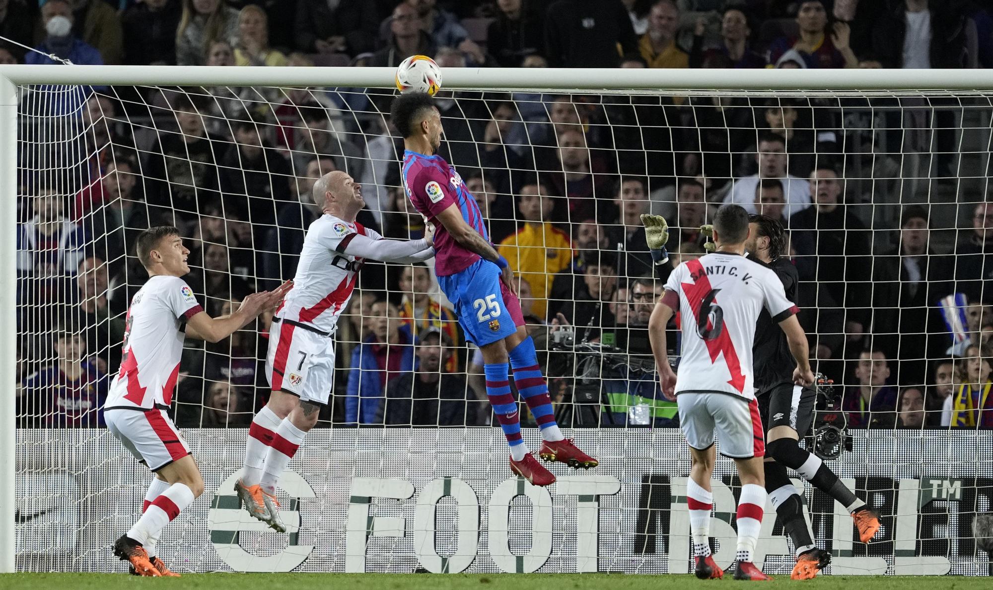 0-1. El Rayo se impone por la mínima al descanso en el Camp Nou