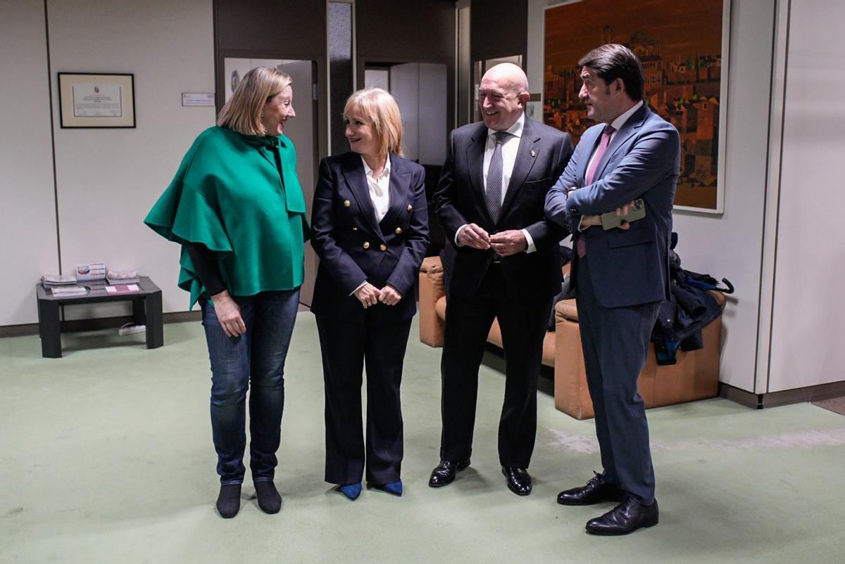 Autoridades respaldan a Leticia García en su toma de posesión.