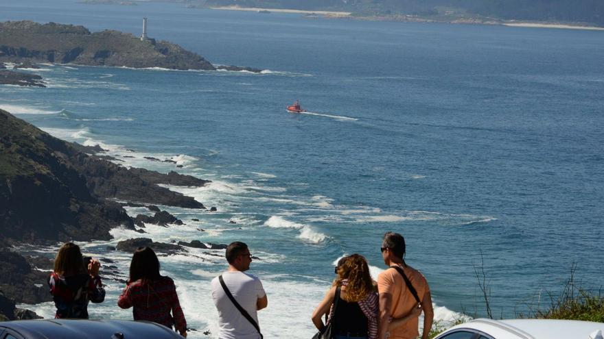 Los buzos multiplican las inmersiones en la Costa da Vela en busca del pescador desaparecido