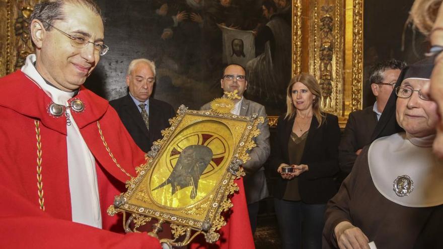 El capellán de Santa Faz, José Luis Casanova, junto a la madre federal en la última Peregrina