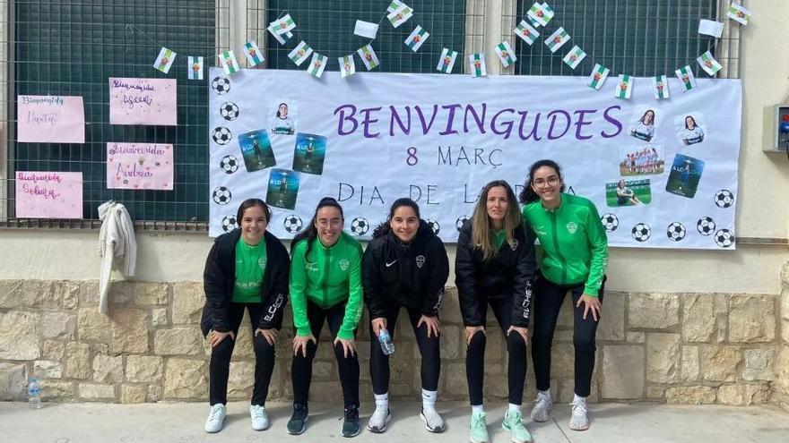 Jugadoras del Elche comparten en las aulas su experiencia por el Día de la Mujer