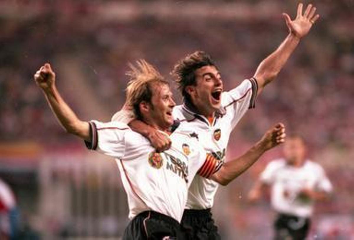 Piojo López y Mendieta celebran uno de los goles de la final de la Copa del Rey 199