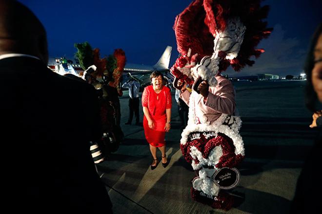 La alcaldesa de Nueva Orleans recibe a los Reyes en el aeropuerto Louis Armstrong