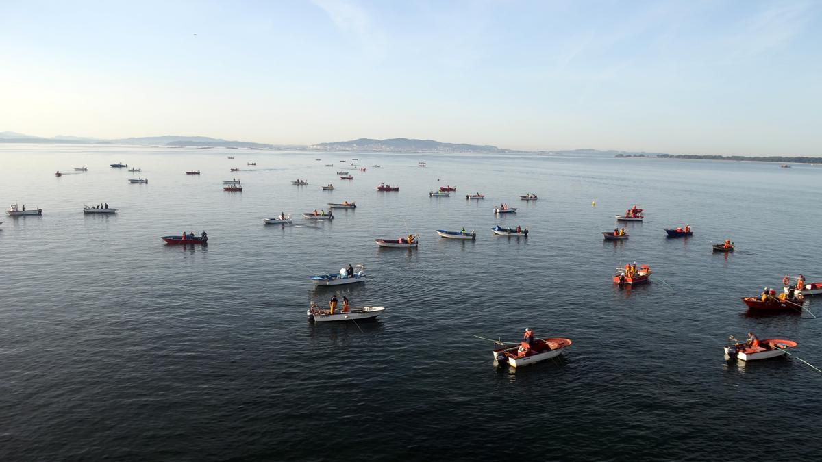 Los barcos en el banco de O Bohído, ayer.