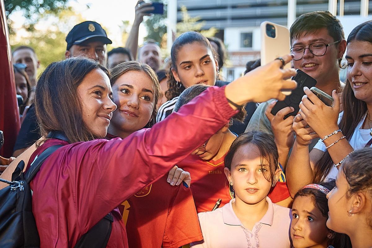 Aitana Bonmatí junto a los aficionados en la llegada de la selección a Córdoba.
