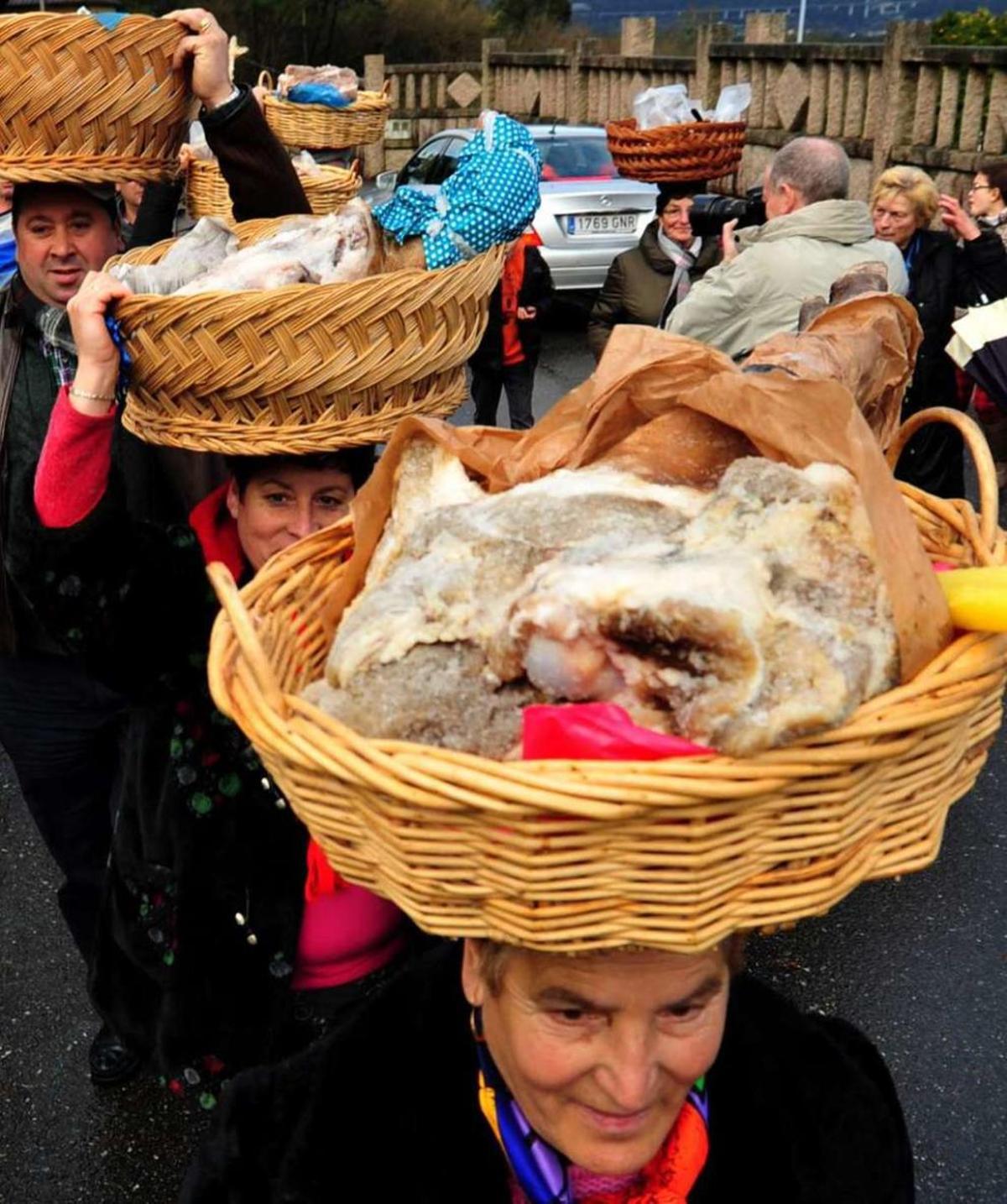 La "procesión de los lacones" de Valga destaca por su vistosidad y singularidad. // Iñaki Abella